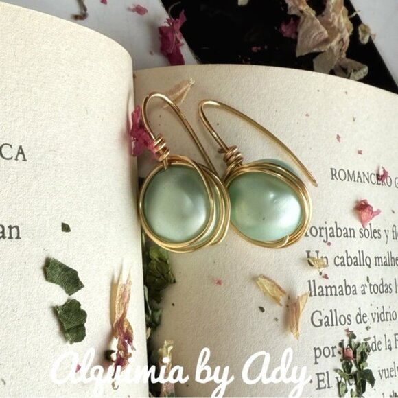 Mint green pearl and gold drop earrings - Picture 1 of 1
